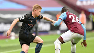 LONDON, ENGLAND - OCTOBER 24: Kevin De Bruyne of Manchester City battles for possession with Arthur Masuaku of West Ham United during the Premier League match between West Ham United and Manchester City at London Stadium on October 24, 2020 in London, England. Sporting stadiums around the UK remain under strict restrictions due to the Coronavirus Pandemic as Government social distancing laws prohibit fans inside venues resulting in games being played behind closed doors. (Photo by Justin Tallis - Pool/Getty Images)