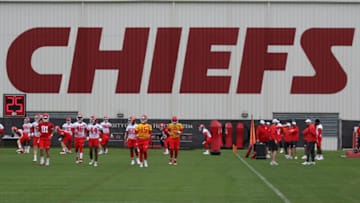 KANSAS CITY, MO - MAY 23: A wide view as Kansas City Chiefs quarterback Patrick Mahomes (15) and teammates run sprints during OTA's on May 23, 2019 at the Chiefs Training Facility in Kansas City, MO. (Photo by Scott Winters/Icon Sportswire via Getty Images)