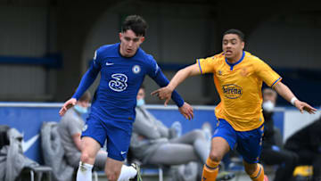 KINGSTON UPON THAMES, ENGLAND - APRIL 15: Valentino Livramento of Chelsea battles for possession with Lewis Dobbin of Everton during the FA Youth Cup Fourth round match between Chelsea and Everton at Kingsmeadow on April 15, 2021 in Kingston upon Thames, England. Sporting stadiums around the UK remain under strict restrictions due to the Coronavirus Pandemic as Government social distancing laws prohibit fans inside venues resulting in games being played behind closed doors. (Photo by Mike Hewitt/Getty Images)
