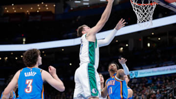 Mavericks guard Luka Doncic (77) goes to the basket between OKC Thunder guards Josh Giddey (3) and Aaron Wiggins (21): Alonzo Adams-USA TODAY Sports