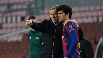 Barcelona's Dutch coach Ronald Koeman talks to Barcelona's Spanish midfielder Carles Alena. (Photo by LLUIS GENE/AFP via Getty Images)