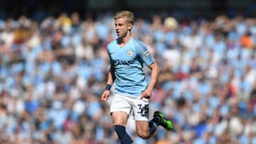 MANCHESTER, ENGLAND - APRIL 20: Oleksandr Zinchenko of Manchester City runs with the ball during the Premier League match between Manchester City and Tottenham Hotspur at Etihad Stadium on April 20, 2019 in Manchester, United Kingdom. (Photo by Shaun Botterill/Getty Images)