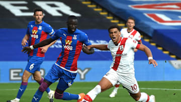 LONDON, ENGLAND - SEPTEMBER 12: Che Adams of Southampton is challenged by Cheikhou Kouyate of Crystal Palace during the Premier League match between Crystal Palace and Southampton at Selhurst Park on September 12, 2020 in London, England. (Photo by Andy Rain - Pool/Getty Images)
