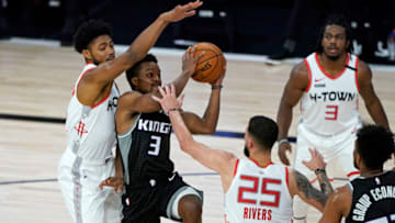 LAKE BUENA VISTA, FLORIDA - AUGUST 09: Yogi Ferrell #3 of the Sacramento Kings drives to the basket against Austin Rivers #25 and Bruno Caboclo #5 of the Houston Rockets during the second half at HP Field House at ESPN Wide World Of Sports Complex on August 9, 2020 in Lake Buena Vista, Florida. NOTE TO USER: User expressly acknowledges and agrees that, by downloading and or using this photograph, User is consenting to the terms and conditions of the Getty Images License Agreement. (Photo by Ashley Landis-Pool/Getty Images)