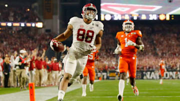 GLENDALE, AZ - JANUARY 11: O.J. Howard #88 of the Alabama Crimson Tide scores a 53 yards touchdown in the third quarter against the Clemson Tigers during the 2016 College Football Playoff National Championship Game at University of Phoenix Stadium on January 11, 2016 in Glendale, Arizona. (Photo by Kevin C. Cox/Getty Images)