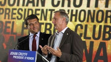 Barcelona's President Joan Laporta (L) stands next to former Dutch player and coach Johan Cruyff (R) speaking after appointing him Honorary President of FC Barcelona on April 8, 2010 at Camp Nou stadium in Barcelona. AFP PHOTO/LLUIS GENE / AFP / LLUIS GENE AND - (Photo credit should read LLUIS GENE/AFP via Getty Images)