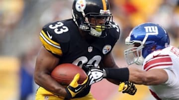 Aug 10, 2013; Pittsburgh, PA, USA; Pittsburgh Steelers running back Isaac Redman (33) runs the ball against New York Giants linebacker Mark Herzlich (58) during the first quarter at Heinz Field. Mandatory Credit: Jason Bridge-USA TODAY Sports