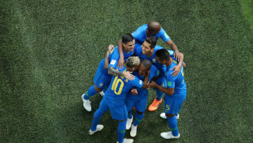 SAINT PETERSBURG, RUSSIA - JUNE 22: Neymar Jr of Brazil celebrates after scoring his team's second goal with teammates Douglas Costa, Casemiro, Miranda and Roberto Firmino during the 2018 FIFA World Cup Russia group E match between Brazil and Costa Rica at Saint Petersburg Stadium on June 22, 2018 in Saint Petersburg, Russia. (Photo by Richard Heathcote/Getty Images)
