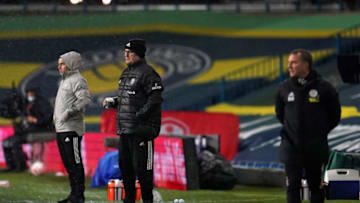 Leeds United's Marcelo Bielsa (C), Leicester City's Brendan Rodgers (R) (Photo by JON SUPER/POOL/AFP via Getty Images)