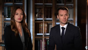 Burden of Truth -- "It Takes a Village" -- Image Number: BOT_Ep6_0037.jpg -- Pictured (L-R): Kristin Kreuk as Joanna Chang and Peter Mooney as Billy Crawford -- Photo: 2020 Cause One Productions Inc. and Cause One Manitoba Inc.