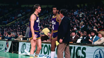 BOSTON - 1981: Head coach Tom Nissalke of the Utah Jazz, talks to his players during a game played in 1981 at the Boston Garden in Boston, Massachusetts. Copyright 1981 NBAE (Photo by Dick Raphael/NBAE via Getty Images)