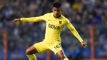 LA BOCA, ARGENTINA - APRIL 07: Wilmar Barrios of Boca Juniors drives the ball during a match between Boca Juniors and Defensa y Justicia as part of Argentine Superliga 2017/18 April 7, 2018 in La Boca, Argentina. (Photo by Marcelo Endelli/Getty Images)