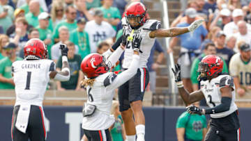 Cincinnati Bearcats linebacker Deshawn Pace celebrates interception against Notre Dame Fighting Irish in 2021.