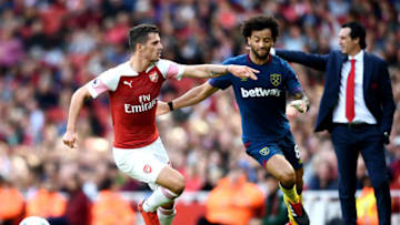LONDON, ENGLAND - AUGUST 25: Granit Xhaka of Arsenal and Felipe Anderson of West Ham United battle for the ball during the Premier League match between Arsenal FC and West Ham United at Emirates Stadium on August 25, 2018 in London, United Kingdom. (Photo by Clive Mason/Getty Images)