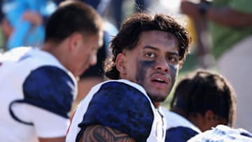 TUCSON, ARIZONA - NOVEMBER 19: Quarterback Jayden de Laura #7 of the Arizona Wildcats sits on the bench during the second half of the NCAAF game against the Washington State Cougars at Arizona Stadium on November 19, 2022 in Tucson, Arizona. (Photo by Christian Petersen/Getty Images)