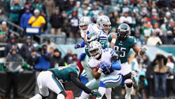 PHILADELPHIA, PA - DECEMBER 31: Running back Ezekiel Elliott #21 of the Dallas Cowboys carries for a first-down against the Philadelphia Eagles during the first quarter of the game at Lincoln Financial Field on December 31, 2017 in Philadelphia, Pennsylvania. (Photo by Elsa/Getty Images)