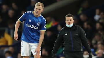 LIVERPOOL, ENGLAND - FEBRUARY 26: Donny van de Beek of Everton receives medical treatment during the Premier League match between Everton and Manchester City at Goodison Park on February 26, 2022 in Liverpool, England. (Photo by Lewis Storey/Getty Images)