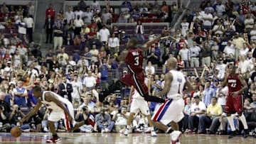 Lindsey Hunter #10 of the Detroit Pistons strips the ball from Dwyane Wade #3 of the Miami Heat (Photo by Elsa/Getty Images)