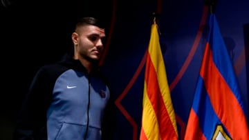 Inter Milan's Argentinian forward Mauro Icardi arrives for a press conference at the Camp Nou stadium in Barcelona (Photo by Josep LAGO / AFP via Getty Images)