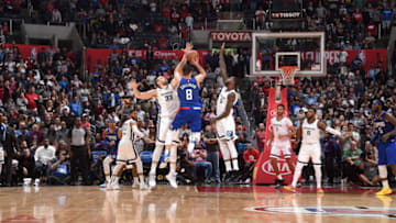 LOS ANGELES, CA - NOVEMBER 23: Danilo Gallinari #8 of the LA Clippers shoots the ball against the Memphis Grizzlies on November 23, 2018 at STAPLES Center in Los Angeles, California. NOTE TO USER: User expressly acknowledges and agrees that, by downloading and/or using this photograph, user is consenting to the terms and conditions of the Getty Images License Agreement. Mandatory Copyright Notice: Copyright 2018 NBAE (Photo by Adam Pantozzi/NBAE via Getty Images)