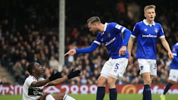 LONDON, ENGLAND - JANUARY 06: Jordan Lyden of Oldham Athletic accuses Neeskens Kebano of Fulham of diving during the FA Cup Third Round match between Fulham FC and Oldham Athletic at Craven Cottage on January 6, 2019 in London, United Kingdom. (Photo by Marc Atkins/Getty Images)