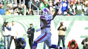EAST RUTHERFORD, NEW JERSEY - NOVEMBER 11: LeSean McCoy #25 of the Buffalo Bills celebrates his second quarter touchdown against the New York Jets at MetLife Stadium on November 11, 2018 in East Rutherford, New Jersey. (Photo by Mark Brown/Getty Images)
