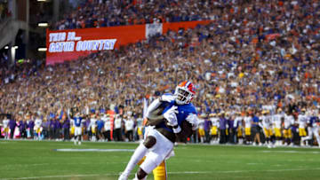 GAINESVILLE, FLORIDA - OCTOBER 15: Justin Shorter #4 of the Florida Gators catches a pass for a touchdown during the first quarter of a game against the LSU Tigers at Ben Hill Griffin Stadium on October 15, 2022 in Gainesville, Florida. (Photo by James Gilbert/Getty Images)