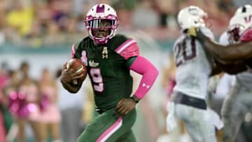 TAMPA, FL - OCTOBER 15: Quarterback Quinton Flowers #9 of the South Florida Bulls gets into the end zone for a touchdown against the Connecticut Huskies during the second quarter at Raymond James Stadium on October 15, 2016 in Tampa, Florida. (Photo by Jason Behnken / Getty Images)