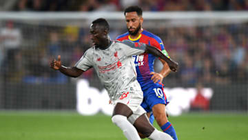 LONDON, ENGLAND - AUGUST 20: Naby Keita of Liverpool is closed down by Andros Townsend of Crystal Palace during the Premier League match between Crystal Palace and Liverpool FC at Selhurst Park on August 20, 2018 in London, United Kingdom. (Photo by Mike Hewitt/Getty Images)