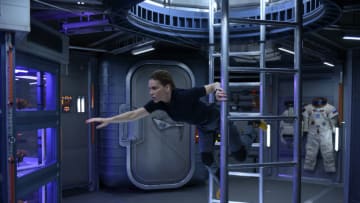 AWAY (L to R) HILARY SWANK as EMMA GREEN in episode 106 of AWAY Cr. DIYAH PERA/NETFLIX © 2020