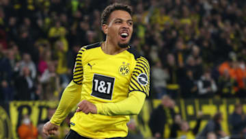 DORTMUND, GERMANY - NOVEMBER 20: Donyell Malen of Borussia Dortmund celebrates his team's first goal during the Bundesliga match between Borussia Dortmund and VfB Stuttgart at Signal Iduna Park on November 20, 2021 in Dortmund, Germany. (Photo by Alex Grimm/Getty Images)