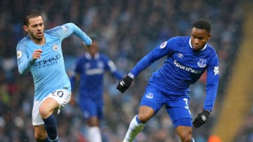MANCHESTER, ENGLAND - DECEMBER 15: Ademola Lookman of Everton runs with the ball under pressure from Bernardo Silva of Manchester City during the Premier League match between Manchester City and Everton FC at Etihad Stadium on December 15, 2018 in Manchester, United Kingdom. (Photo by Alex Livesey/Getty Images)