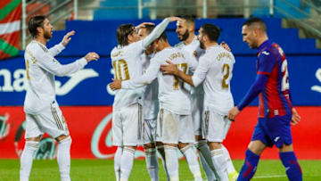 EIBAR, SPAIN - NOVEMBER 09: Karim Benzema of Real Madrid celebrates his goal with team mates during the Liga match between SD Eibar SAD and Real Madrid CF at Ipurua Municipal Stadium on November 9, 2019 in Eibar, Spain. (Photo by TF-Images/Getty Images)