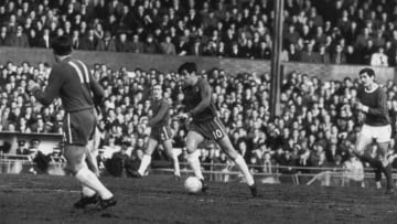 Chelsea captain Terry Venables (centre) in action, 23rd February, 1966. (Photo by Roger Jackson/Central Press/Hulton Archive/Getty Images)