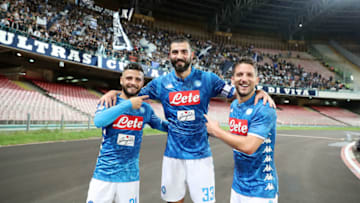 NAPLES, ITALY - OCTOBER 07: Lorenzo Insigne, Raul Albiol and Dries Mertens of SSC Napoli celebrate the victory after the Serie A match between SSC Napoli and US Sassuolo at Stadio San Paolo on October 7, 2018 in Naples, Italy. (Photo by Francesco Pecoraro/Getty Images)