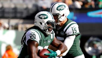 EAST RUTHERFORD, NEW JERSEY - NOVEMBER 25: Isaiah Crowell #20 takes the handoff from Josh McCown #15 of the New York Jets during the first quarter against the New England Patriots at MetLife Stadium on November 25, 2018 in East Rutherford, New Jersey. (Photo by Jeff Zelevansky/Getty Images)