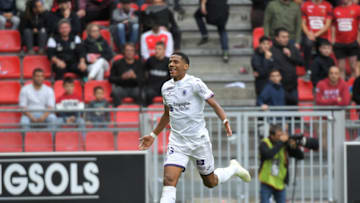 Toulouse's French defender Jean-Clair Todibo (C) celebrates after scoring a goal during the French L1 football match Rennes vs Toulouse, on September 30, 2018 at the Roazhon Park stadium in Rennes, western France. (Photo by LOIC VENANCE / AFP) (Photo credit should read LOIC VENANCE/AFP/Getty Images)