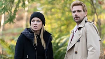 Legends of Tomorrow -- "Zari Not Zari" -- Image Number: LGN509b_0552b.jpg -- Pictured (L-R): Caity Lotz as Sara Lance/White Canary and Matt Ryan as Constantine -- Photo: Michael Courtney/The CW -- © 2020 The CW Network, LLC. All Rights Reserved.