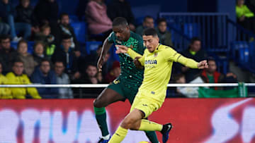 Pablo Fornals of Villarreal CF and William Carvalho of Real Betis during the La Liga match between Villarreal CF and Real Betis at La Ceramica Stadium on November 25, 2018 in Vila-real, Spain (Photo by Maria Jose Segovia/NurPhoto via Getty Images)