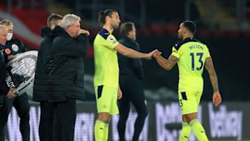 Newcastle United F.C.'s Callum Wilson (R) and Newcastle United F.C.'s English striker Andy Carroll (C). (Photo by ADAM DAVY/POOL/AFP via Getty Images)