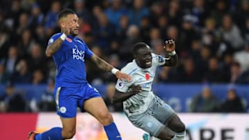 LEICESTER, ENGLAND - OCTOBER 29: Oumar Niasse of Everton takes on Danny Simpson of Leiceter City during the Premier League match between Leicester City and Everton at The King Power Stadium on October 29, 2017 in Leicester, England. (Photo by Shaun Botterill/Getty Images)