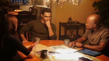 Superman & Lois -- "The Ties that Bind" -- Image Number: SML202a_0108r.jpg -- Pictured (L-R): Bitsie Tulloch as Lois, Tyler Hoechlin and Clark and Wole Parks as John Henry Irons -- Photo: Bettina Strauss/The CW -- (C) 2021 The CW Network, LLC. All Rights Reserved