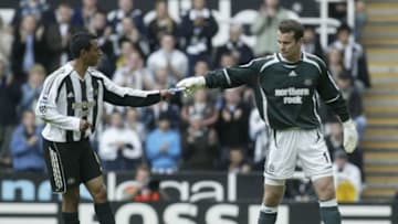 NEWCASTLE, ENGLAND - APRIL 9: Shay Given of Newcastle hands the captain's arm band over to Nolberto Solano as he leaves the field injured, during the Barclays Premiership match between Newcastle United and Arsenal at St. James' Park on April 9, 2007 in Newcastle-upon-Tyne, England. (Photo by Ian Horrocks/Newcastle United via Getty images)