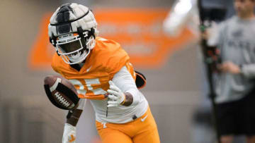 Tennessee defensive back Desmond Williams (25) drills during Tennessee football spring practice at Haslam Field in Knoxville, Tenn. on Tuesday, April 5, 2022.Kns Ut Spring Fball 10