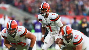 LONDON, ENGLAND - OCTOBER 29: DeShone Kizer of the Cleveland Browns gives instruction to his team during the NFL International Series match between Minnesota Vikings and Cleveland Browns at Twickenham Stadium on October 29, 2017 in London, England. (Photo by Naomi Baker/Getty Images)