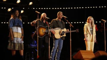 THE VOICE -- "Live Top 12" Episode 1317B -- Pictured: (l-r) Keisha Renee, Red Marlow, Blake Shelton, Chloe Kohanski -- (Photo by: Trae Patton/NBC)