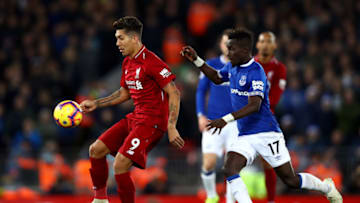 LIVERPOOL, ENGLAND - DECEMBER 02: Roberto Firmino of Liverpool looks to control the ball under pressure from Idrissa Gueye of Everton during the Premier League match between Liverpool FC and Everton FC at Anfield on December 2, 2018 in Liverpool, United Kingdom. (Photo by Clive Brunskill/Getty Images)