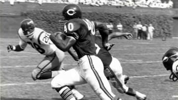 Chicago Bears running back and former Kansas football star Gale Sayers runs upfield. (Photo by Nate Fine/Getty Images)