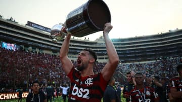 LIMA, PERU - NOVEMBER 23: Pablo Mari of Flamengo lifts the trophy after winning during the final match of Copa CONMEBOL Libertadores 2019 between Flamengo and River Plate at Estadio Monumental on November 23, 2019 in Lima, Peru. (Photo by Daniel Apuy/Getty Images)