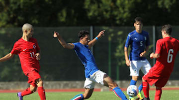 FIDENZA, ITALY - SEPTEMBER 06: Riccardo Marchizza (C) of Italy competes for the ball with Abdulkadir Omur (R) and Mete Demir (L) of Turkey during the international friendly match between Italy U19 and Turkey U19 on September 6, 2016 in Fidenza, Italy. (Photo by Marco Luzzani/Getty Images)